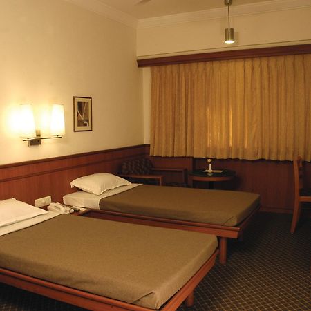 Hotel Skylon Ahmedabad Esterno foto
