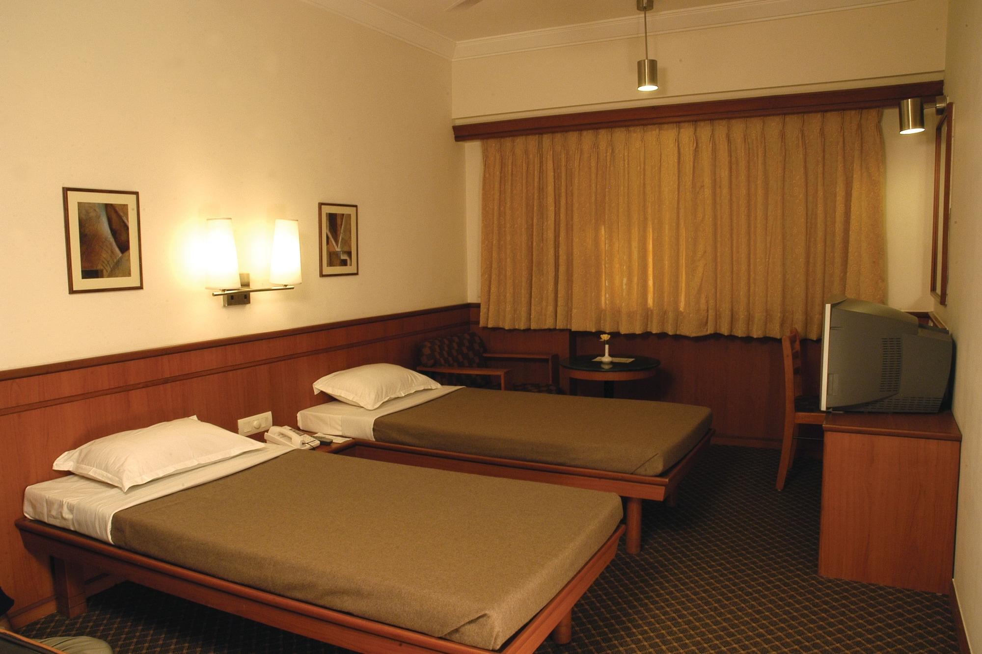 Hotel Skylon Ahmedabad Esterno foto