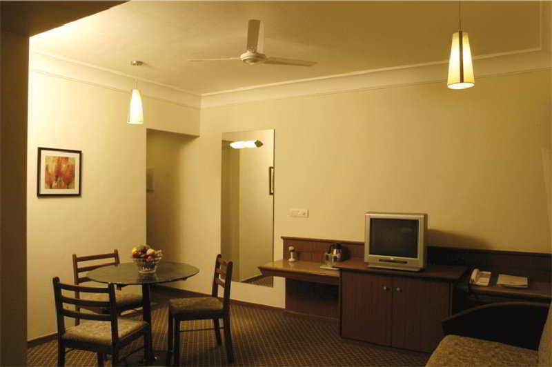 Hotel Skylon Ahmedabad Esterno foto