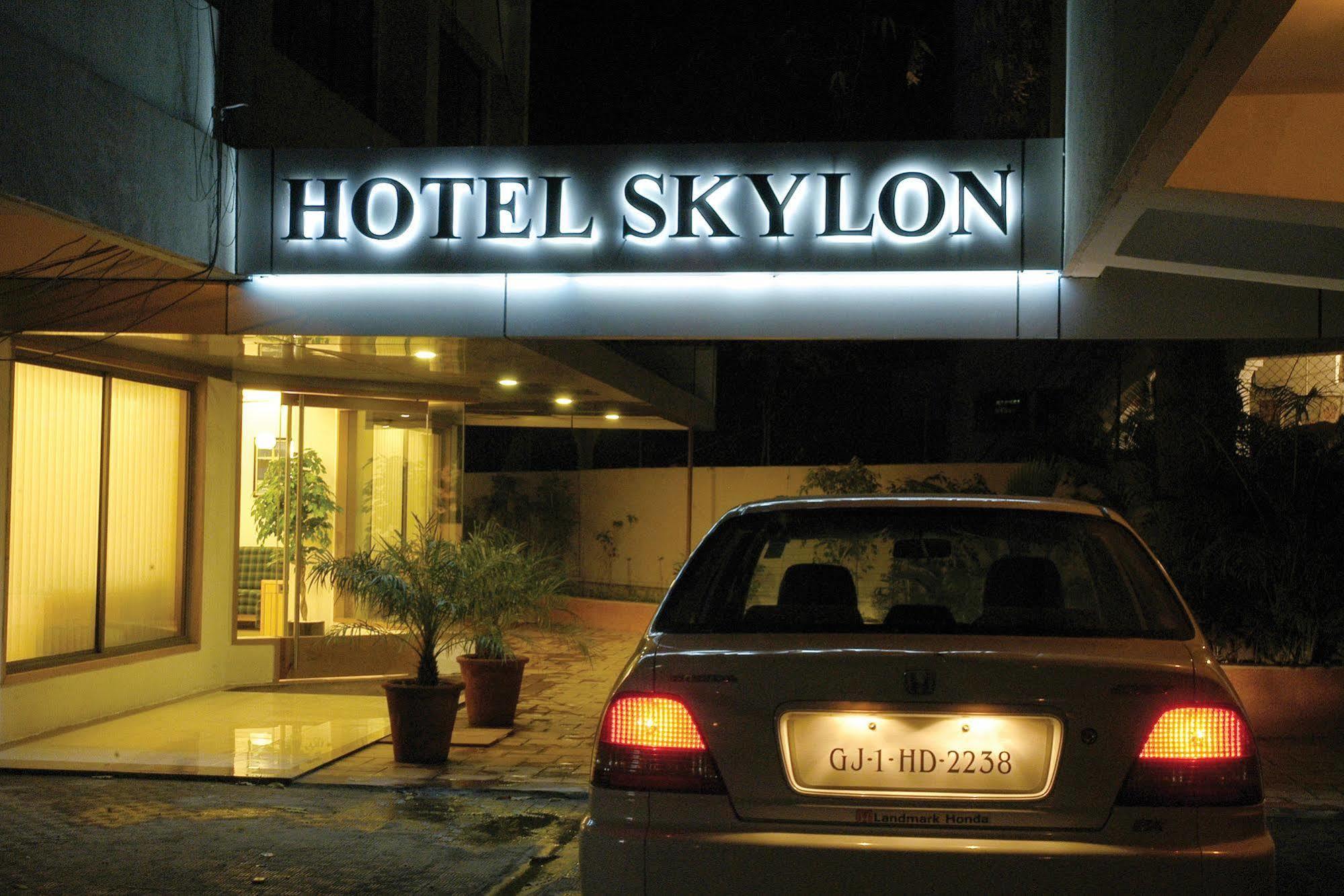 Hotel Skylon Ahmedabad Esterno foto