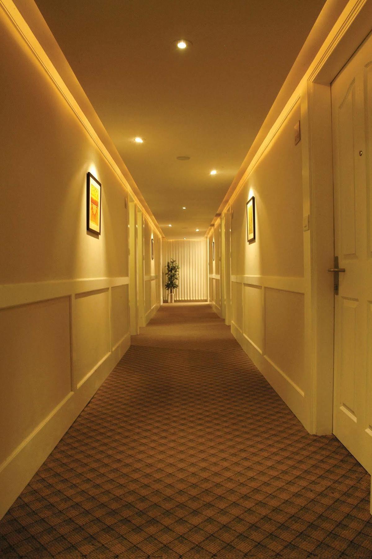 Hotel Skylon Ahmedabad Esterno foto