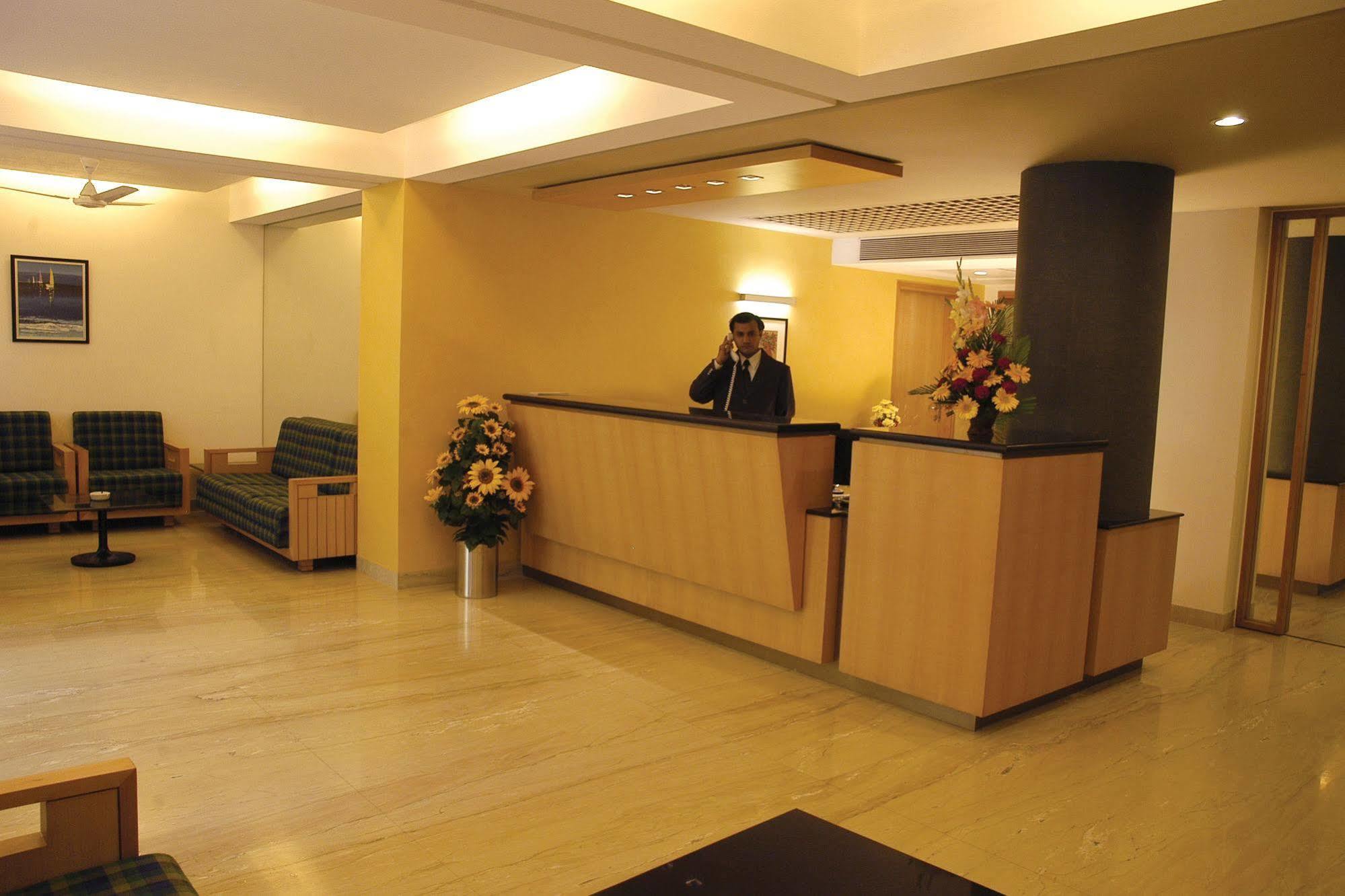 Hotel Skylon Ahmedabad Esterno foto