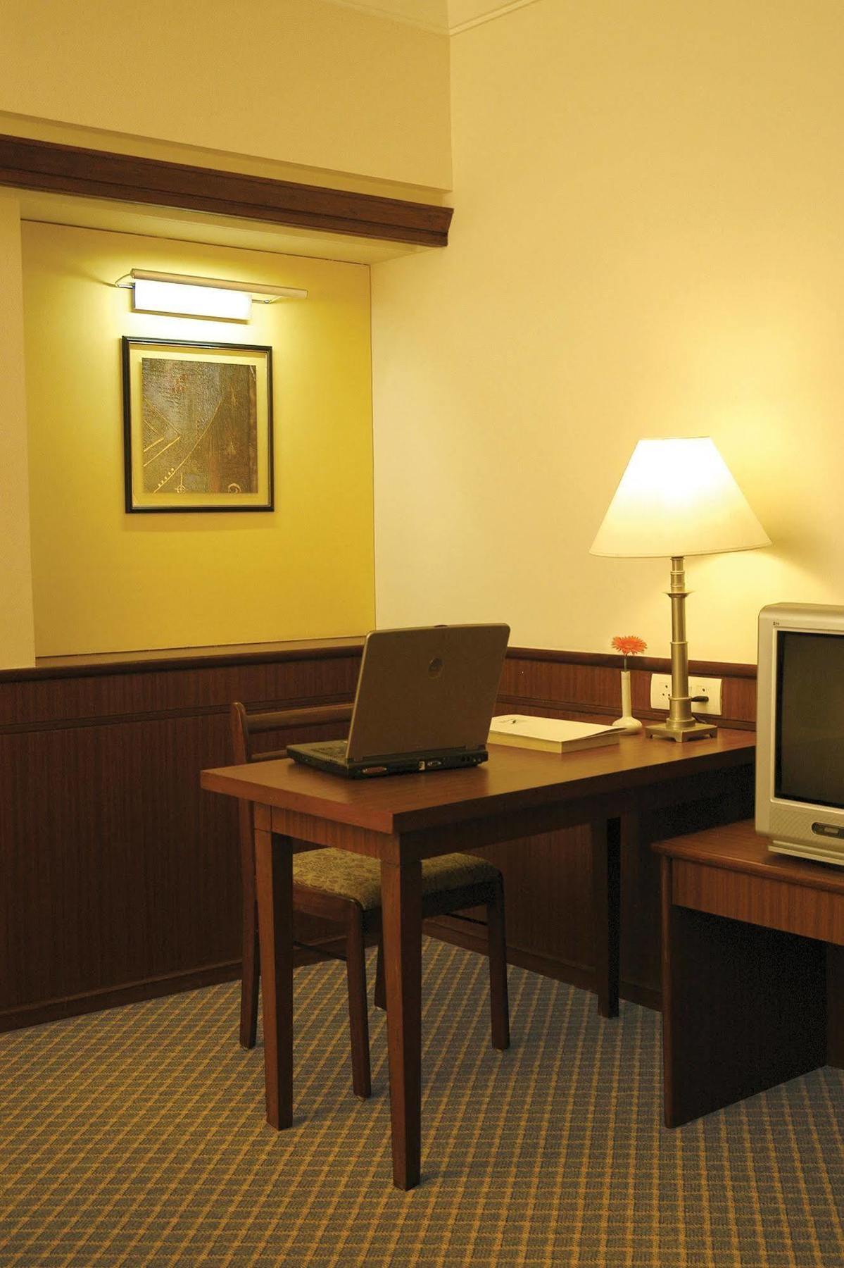 Hotel Skylon Ahmedabad Esterno foto
